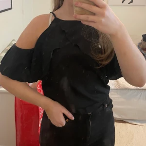 Svart festtopp CROCKER - Super skön svart festtopp från crocker med fina volanger och volangärmar❤️😍🌟 