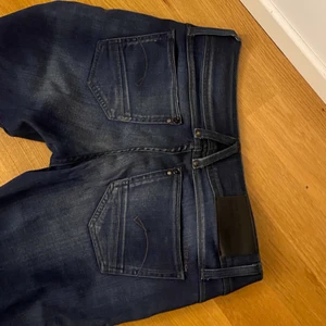 Lågmidjade g-star jeans - Säljer dessa sjukt snygga jeans från g-star, nypris runt 1600kr. Kan tyvär inte visa bild på då dom sitter väldigt tight men passar s-xs❤️‍🔥 passa upp till 175 i längden😋