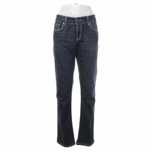 Jeans - Lågmidjade jeans me stenar på bakfickorna köpta från sellpy. Midjemått 92cm 