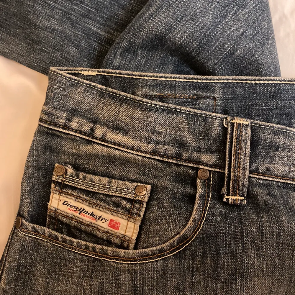 Baggy low waist jeans från Diesel! Sitter snyggt lågt på höfterna och har perfekt jeans färg. Kan mötas upp i Stockholm, annars står köparen för frakt.. Jeans & Byxor.