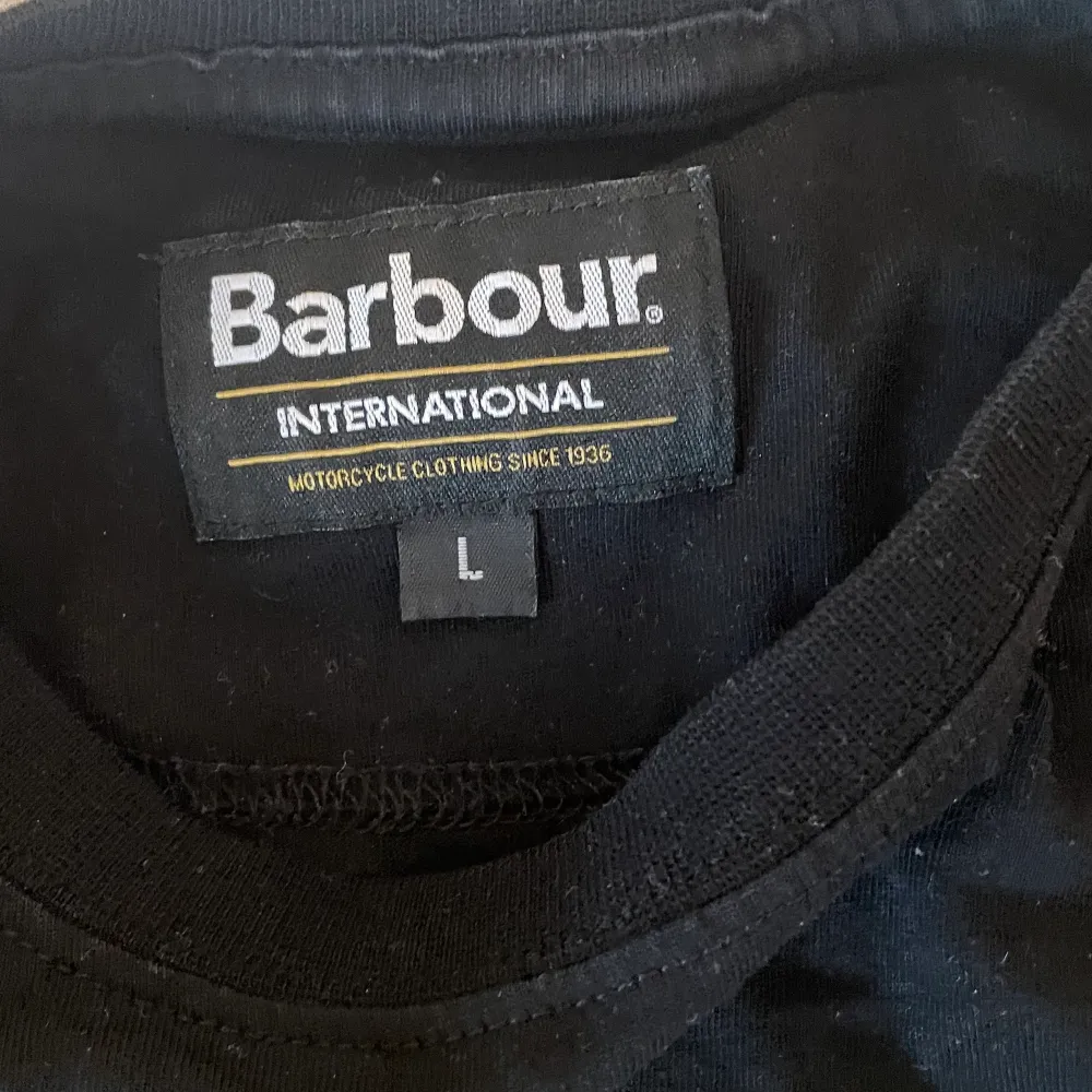 Super snygg svart barbour international t-shirt 🖤🌟 står att de är storlek L men passar perfekt på mig som har brukar ha S😅. T-shirts.