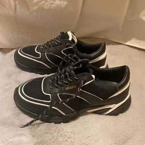 Axel Arigato sneakers  - As fina skor från Axel Arigato, använda ca 2 gånger men tyvärr tog jag en storlek för liten 😢 Pris går att diskutera vid snabb affär 