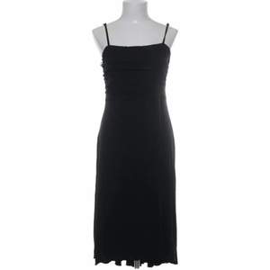 Jätte jättefin svart långklänning som man kan ha året runt, köpt på Sellpy.se⭐️