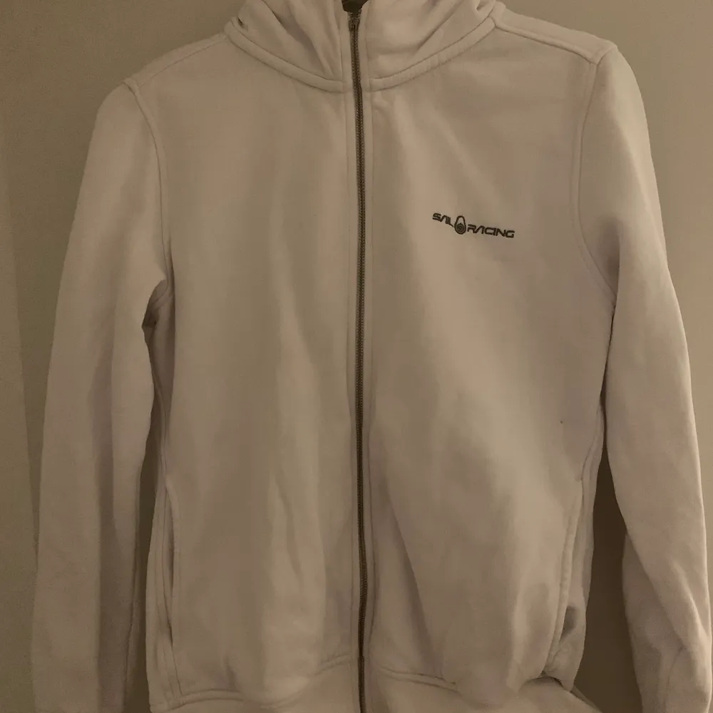 Säljer min SailRacing zip-up, köpt för ca 1år sedan i limited edition variant, strl L men är ungefär som en M. Köpt för 1200kr säljer för 300kr. Tröjor & Koftor.