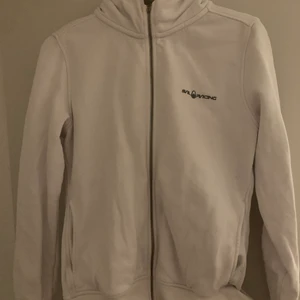Vit SailRacing zip-up hoodie  - Säljer min SailRacing zip-up, köpt för ca 1år sedan i limited edition variant, strl L men är ungefär som en M. Köpt för 1200kr säljer för 300kr