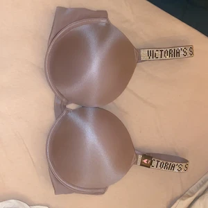 Victoriasecret bh - Skit snygg bh från Victoriasecret aldrig använd alla lappar sitter i storlek (36c) asså snygg dock för liten för mig då jag har storlek 34DD nypris: 840 mitt pris 439 men priset kan dock diskuteras