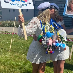 Studentklänning - Vit klänning från NA-KD i storlek 36 perfekt för studenten. Endast använd en gång. 