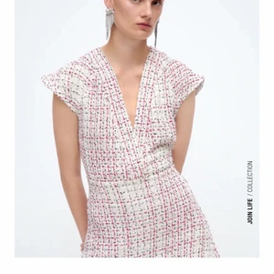 Slutsåld rosa klänning från zara - Så så fin klänning men kunde tyvärr inte ha den😓 i storlek M men skulle säga att den passar S! Från zara och är slutsåld! Den är i tweed material tror jag det heter😍 den har volang där nere också vilket tyvärr inte kom med men den är så vacker