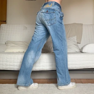 Vintage Jeans - Säljer dessa coola blåjeans som jag uppskattar till storlek M/L, 91cm midja och 80cm innerbenslängd!✨ Jag på bilderna är 172cm lång och brukar ha storlek 38/W28/S-M❤️ Obs! En knapp på bakfickan saknas och syns på bilderna💓