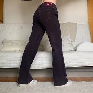 Vinröda Flared Jeans - Säljer dessa vinröda flared jeans i storlek 42, 86cm midja och 83cm innerbenslängd💕 Jag på bilderna är 172cm lång och brukar ha storlek 38/W28/S-M❤️ 