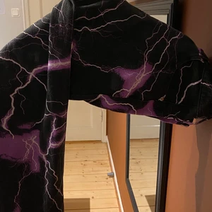 Jaded London Purple Lightning jeans - JadedLDN Jeans med tvätt/tryck av lila blixtar i storlek W28 L30. Använt 2 gånger och har hängt i garderoben länge, längden på byxorna är mer en 28 än 30, skriv DM för mer bilder MM.