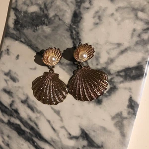 Örhängen - Säljer superfina guldiga snäckörhängen, använda ett fåtal gånger så fint skick! 