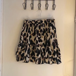Kjol - Säljer min fina leopardkjol då den inte kommer till användning längre, fint skick! (Andra bilden är lånad)