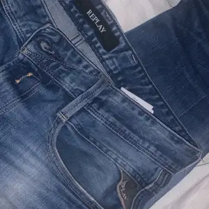 Säljer min killes gamla replay jeans för att dom är för små för han, dom W30 L32