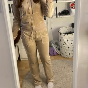 Juicy Couture Beige - ❗️Köp hela settet för 1700 kr eller en del för 900 kr❗️ Jag säljer mitt juicy set i färgen Warm Taupe Classic Velour pga att jag inte passar i färgen. Byxorna är köpta på juicy coutures hemsida och tröjan är köpt på nelly.se. Det är använt fåtal gånger så det är i nyskick. Inga defekter. Båda delarna är i strl S. Skriv gärna vid frågor 🥰 