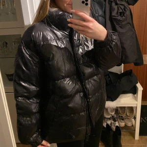 Jacka med prislapp kvar - Jätte snygg jacka med prislappen kvar, 300 kr eller bud 🖤 storlek M