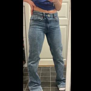 Säljer mina blåa MidWaist straight jeans från Zara i storlek 34. Jeansen är slutsålda. Säljer på grund av för långa för mig och kommer inte använda de. Jeansen är endast använda en gång då jag testade dem, därav väldigt bra skick. 