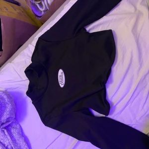  Magtröja från H&M  - För kort på mig då jag har så lång överkropp hhah men super fin köpte för 150 men säljer för 100 har aldrig använt den💗 priset går att diskutera