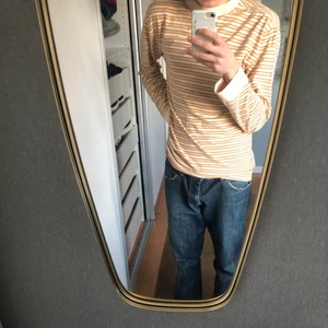Urban Outfitters Longsleeve - Urban Outfitters tröja köpt i USA för ca 4 år sedan. Fortfarande i bra skick :)