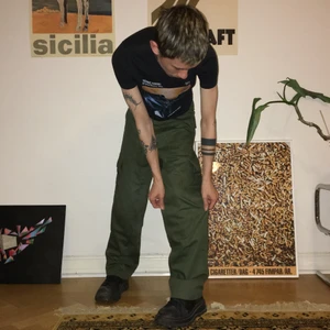 Cargobyxor - Gröna cargobyxor, sjukt bra skick och kvalitet. midjemått 76 cm, innerbenslängd 68 cm, midja till gren 31 cm