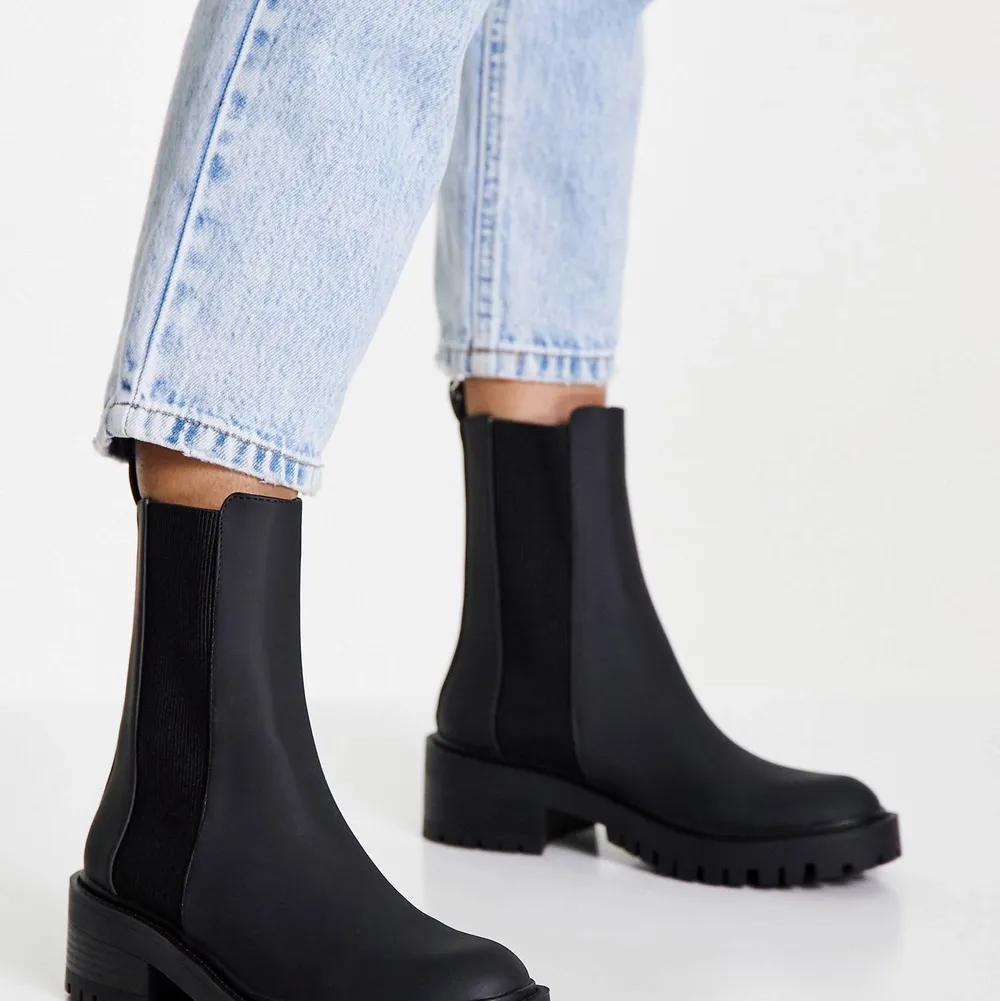 Säljer pga fel storlek. Jättesnygga och supersköna boots som passar perfekt till alla möjliga outfits.. Skor.