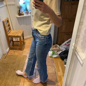 Superfina Lågmidjade utsvängda jeans från Gina Tricot i storlek 34. Hör gärna av er vid intresse eller vid frågor🥰