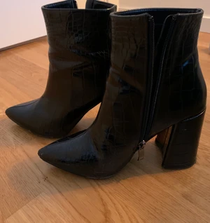 Skor i skinnimitation storlek 36 - Endast använda en gång