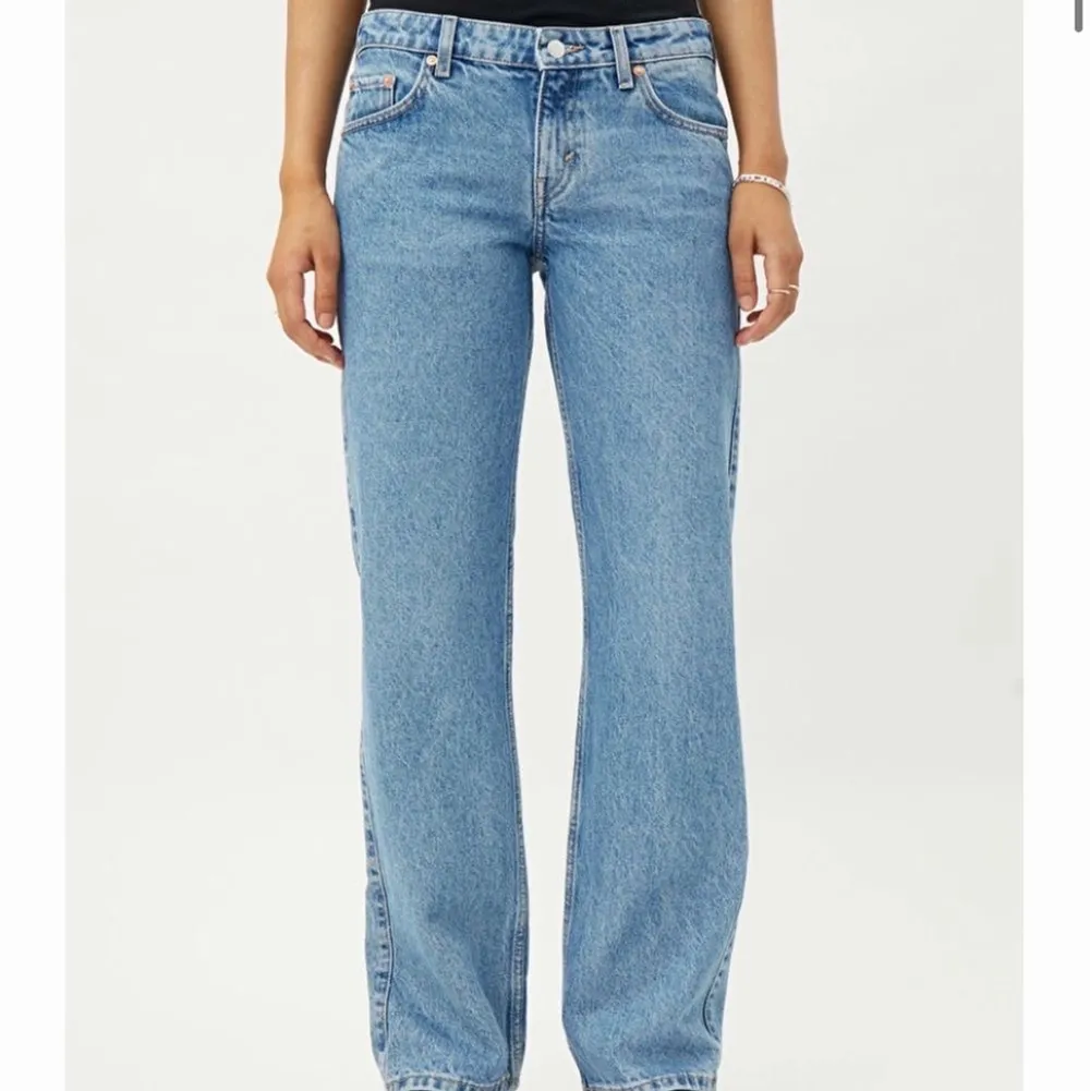 LÅNADE BILDER!!Säljer mina jeans från weekday i modellen arrow low straight !!🤍🤍 säljer för att de är lite för små för mig! Buda gärna privat eller skriv om ni har frågor!☺️🤍. Jeans & Byxor.