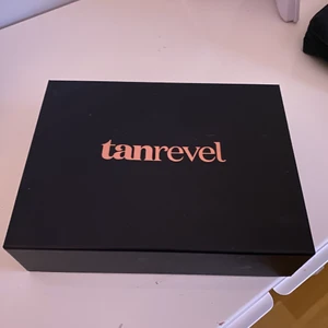 Tanrevel - Säljer en tanrevel i användskick. Ungefär 45% - 40% av innehållet i flaskan finns kvar. Inga skador eller liknande dock svåröppnad lock då man behöver ”ta i lite” men absolut inget man ”stör” sig på. Har ni fler frågor är det bara att höra av sig. Orginalpriset på Tanrevel Orginal är 799:- 