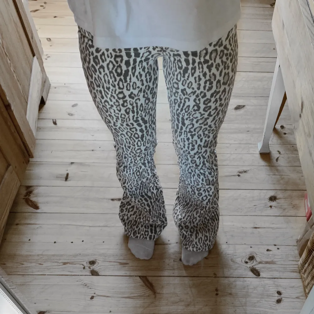Jättesnygga leopardmönstrade jeans i bootcut modell från na-kd✨ säljer då de tyvärr är för små i midjan för mig😢 endast testade, dock ingen lapp kvar💗. Jeans & Byxor.