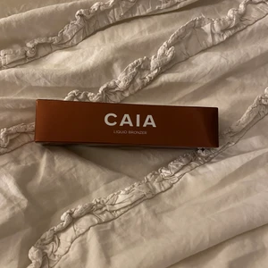 Caia - Säljer min Caia liquid bronzer då jag fick dubbletter i julklapp🤎 helt oanvänd och förpackningen är obruten Kostar 295 kr på caias hemsida, tänker mig 200kr för den! Men pris kan såklart diskuteras😋. Flytande bronzer som du enkelt skapar en solkysst look med! Bronzern är krämig och lätt vilket gör den enkel att applicera och ger en naturligt bronzig finish med fin lyster. Formulan är välpigmenterad och du bygger enkelt upp den till önskat resultat.  
