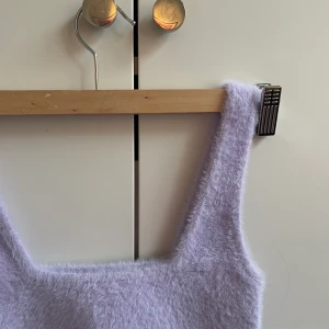 Other stories linne - Säljer det här superfina oanvända linne från other stories. Super skönt, fluffigt matrial och eftersom att det är stretchigt passar det fler storlekar! Helt slutsåld på hemsidan. Köpt för 400