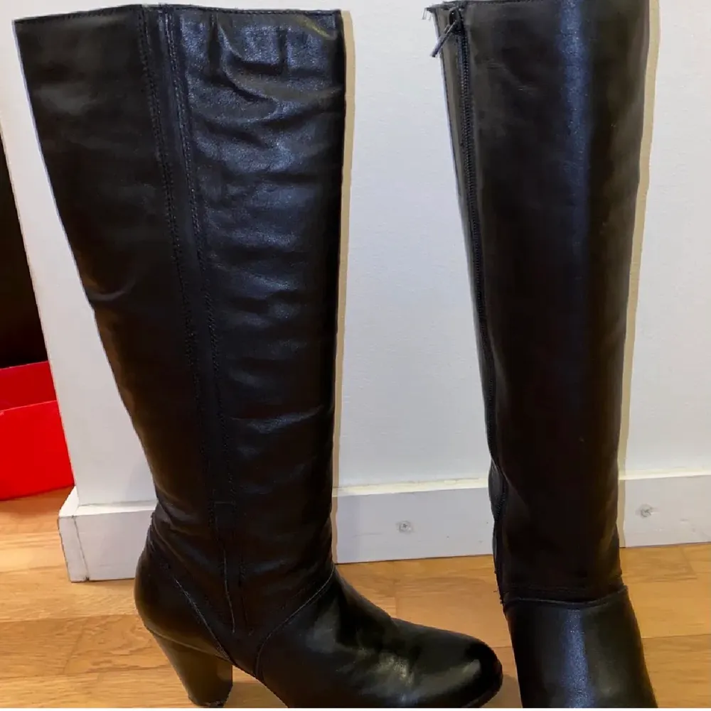 Svarta boots som använt fåtal gånger. St 40. 8 cm klackhöjd Säljs pga de är för stora för mig. Varumärke Wedins. OBS!! Köparen står för frakt!. Skor.