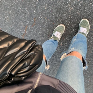 Jeans - As snygga jeans med hål på knäna!!