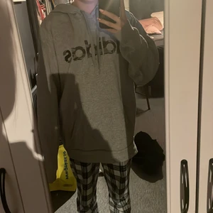 Adidas hoodie  - En grå Adidas hoodie men både snöre å ficka. Storlek M. Använd en del men ändå som ny