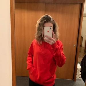 GADEROBSRENSNING! - Knappt använd orange hoodie från märket stay, strl S. Säljes då den tyvörr inte används.