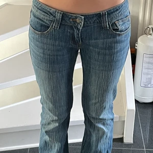 Lågmidjade jeans Brielle 90’s brandy - Säljer dessa jätte snygga lågmidjade jeans från brandy mellvin! dom är onesize men passar mig som har strl S. Jag säljer dessa då jag tycker dom är lite för långa för mig. Änvända 1 gång. 