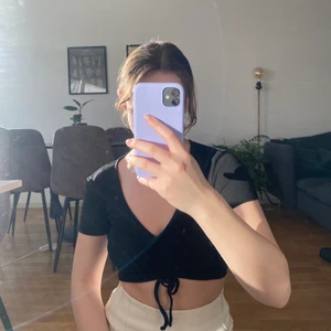 Svart topp med knytning framtill🌸 - Söt topp men har inte kommit till användning för mig! Vet inte varför den ser så smutsig ut andra bilden men såklart är den tvättad innan köpet!🥰 