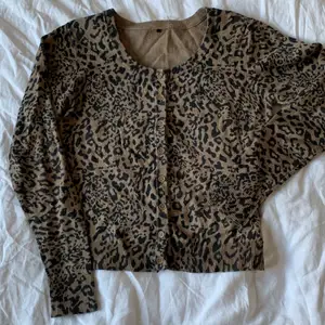 Söt och tunn leopard-kofta från soyaconcept. Vet ej storlek eller när den är köpt men är definitivt i nyskick🤎finstickad och Stretchigt material. Då lappen är borta så vet jag tyvärr inte stl men skulle säga att den passar XS-S. Säljer för 130 kr + frakt!!