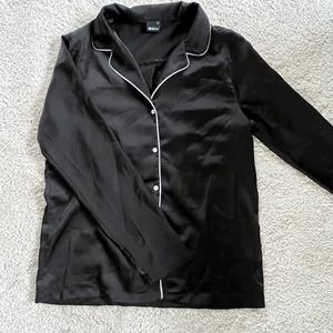 Satinsskjorta GINATRICOT - exkl frakt, strl M