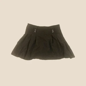 Kjol - Liten retro lågmidjad kjol🖤 Det är resår som går att dra åt innuti kjolen vilket gör att jag skulle uppskatta kjolen som s-m i storleken🖤