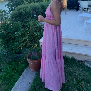 H&m klänning - Säljer/kollar intresset på min otroligt fina klänning från H&M. Väldigt eftertraktad och var slutsåld. Säljer endast vid bra bud. Sparsamt använd och i perfekt skick💗💗BUD:370 kr Köp nu pris 400kr