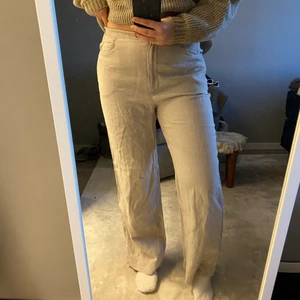 Linnebyxor  - Beiga linnebyxor köpta från secondhand. Man ser inte det på bilderna men byxorna knäpps med en vit knapp! Använt en gång endast. Det står i byxorna att det är storlek 42 men skulle säga att dom känns lite mindre (typ storlek M).