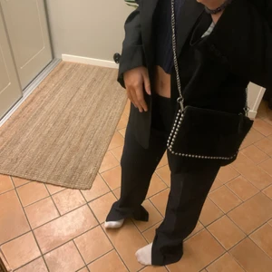 Gammal ZARA väska - Säljer då den inte används så mycket. Fick den i present för många år sedan, inte använd så mycket. Mycket fint skick! Hör av er om ni undrar något!😇🤍