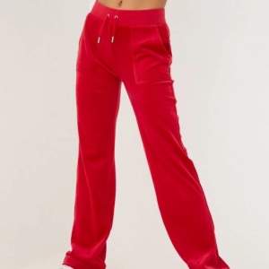 Säljer mina röda juicy coutures byxor som endast använda max 5 gånger då dem tyvär e för stora för mig <3 (köptes för 1099) 