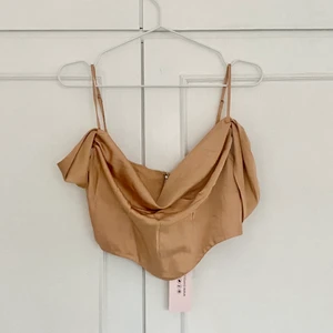 Oh Polly topp, oanvänd - Helt ny topp med prislapp kvar. Kanonfin! Märke Oh Polly Nypris 430 sek + frakt  Storlek UK 10 (M) 