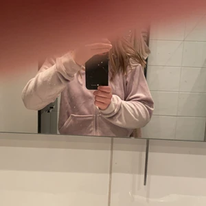 H&M kofta tillsalu  - Har använt den 1 gång hemma, nästan i nyskick. Den är väldigt fin💓Passar bra till ett par matchande mjukisbyxor. OBS! Kan skes via upphämtning i Stockholm 👍🏻