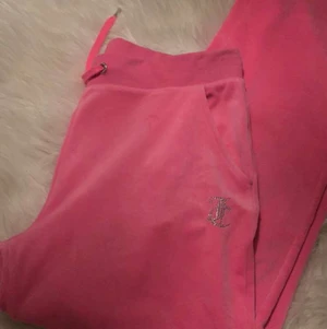 Juicy Couture - Säljer mina inte alls använda juicy byxor. Har kanske använt de max 4ggr. Hör gärna av dig om due intresserad.