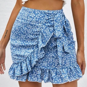 Blommig Shein kjol - En kjol från shein som är tyvärr för kort för mig. Jag är 159 och kjolen är lite högre upp på mina lår. Bakifrån så är kjolen exakt vid rumpan och storleken är S. Den har bara används 5 gånger.❤️