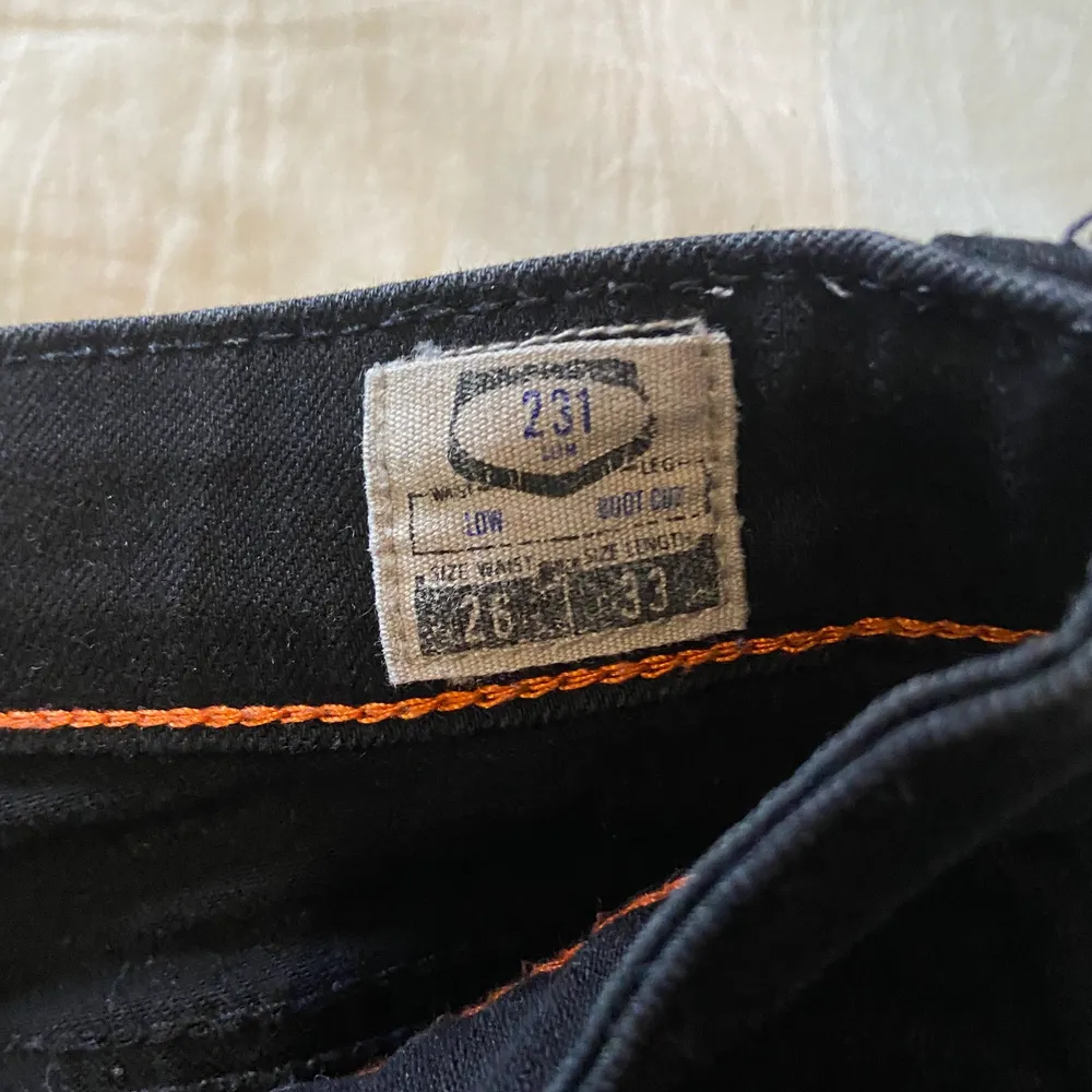 Svarta lågmidjade boutcut jeans från crocker. Långa i benen! . Jeans & Byxor.